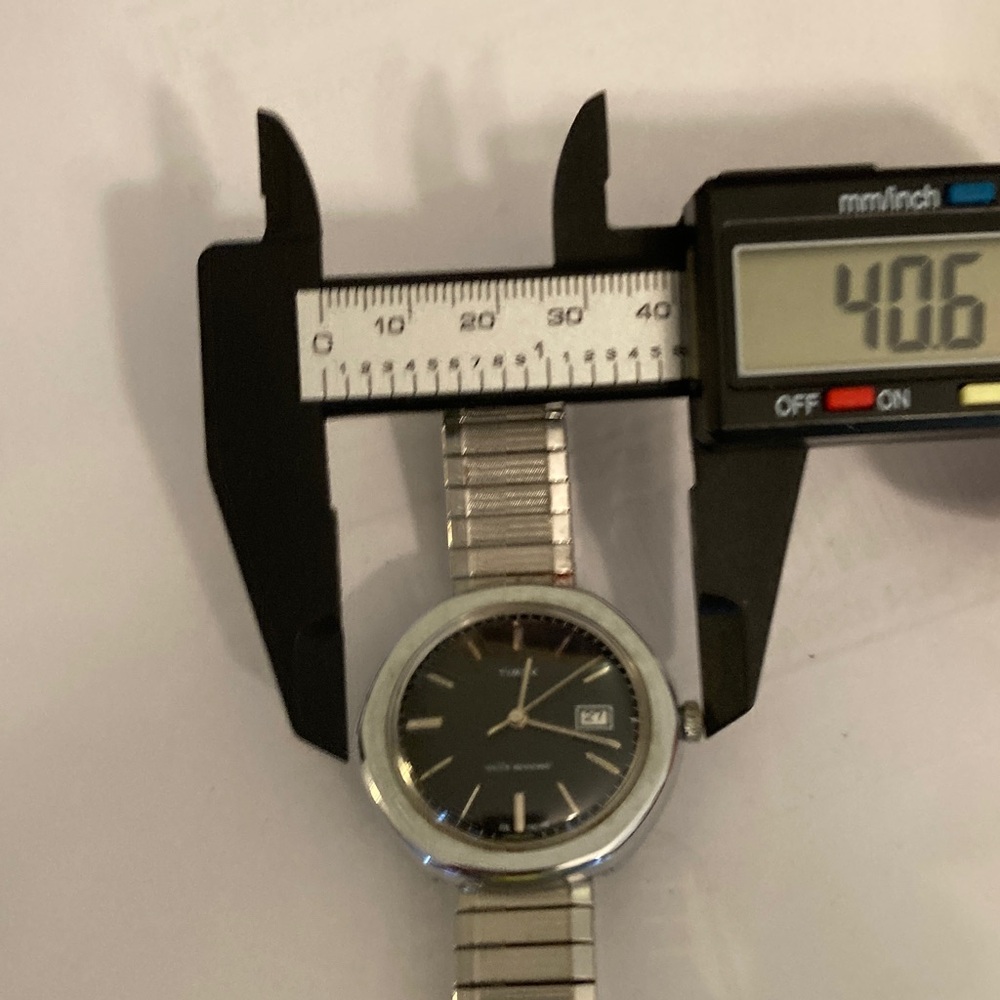Vintage Timex watch, black dial, domed crystal, 2 straps, 1 leather, 1 stainless - Picture 17 of 17